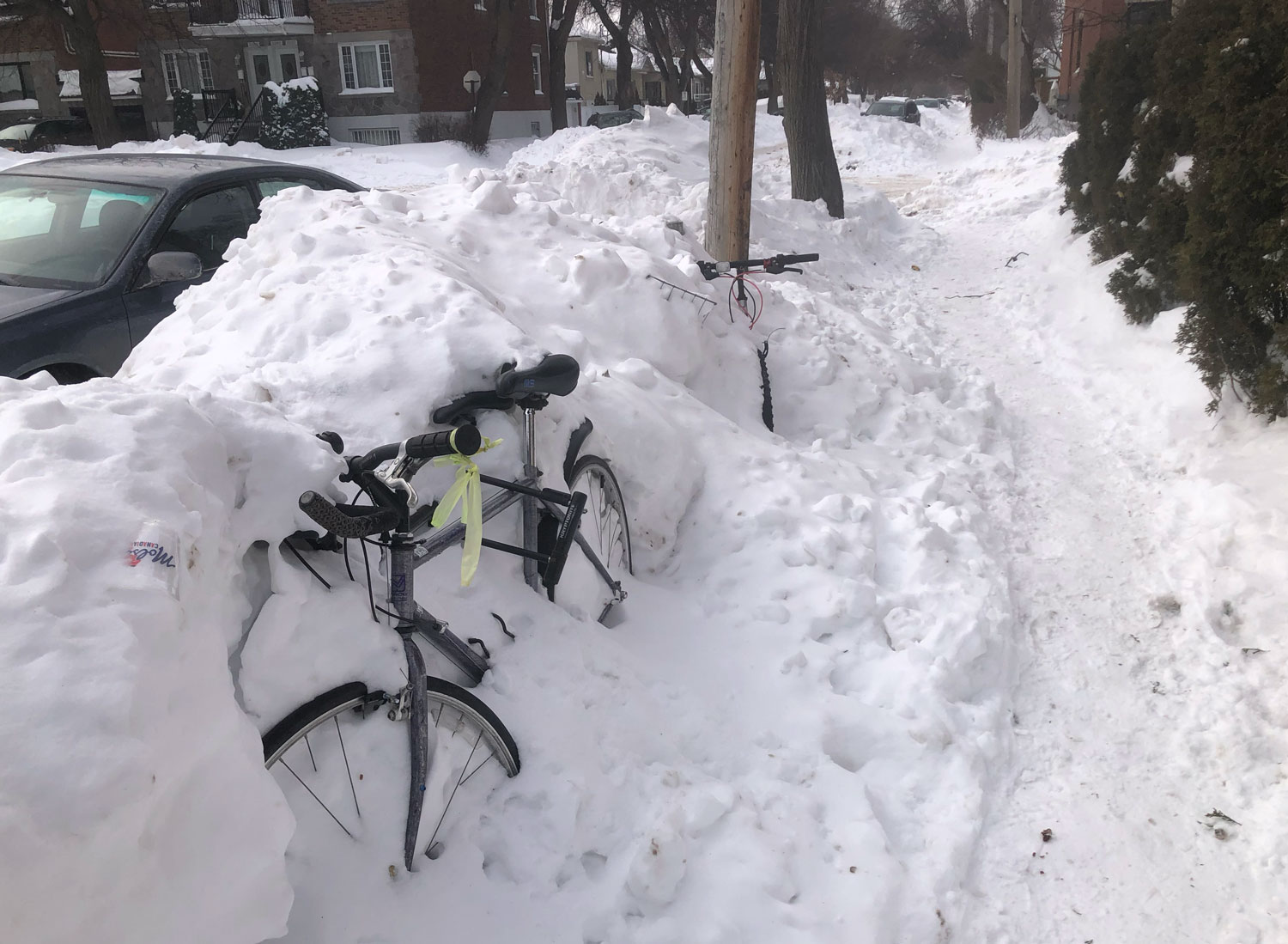 Des vélos dans le quartier d’Ahuntsic, à Montréal, après une bordée de neige (tempête) © Globe Reporters