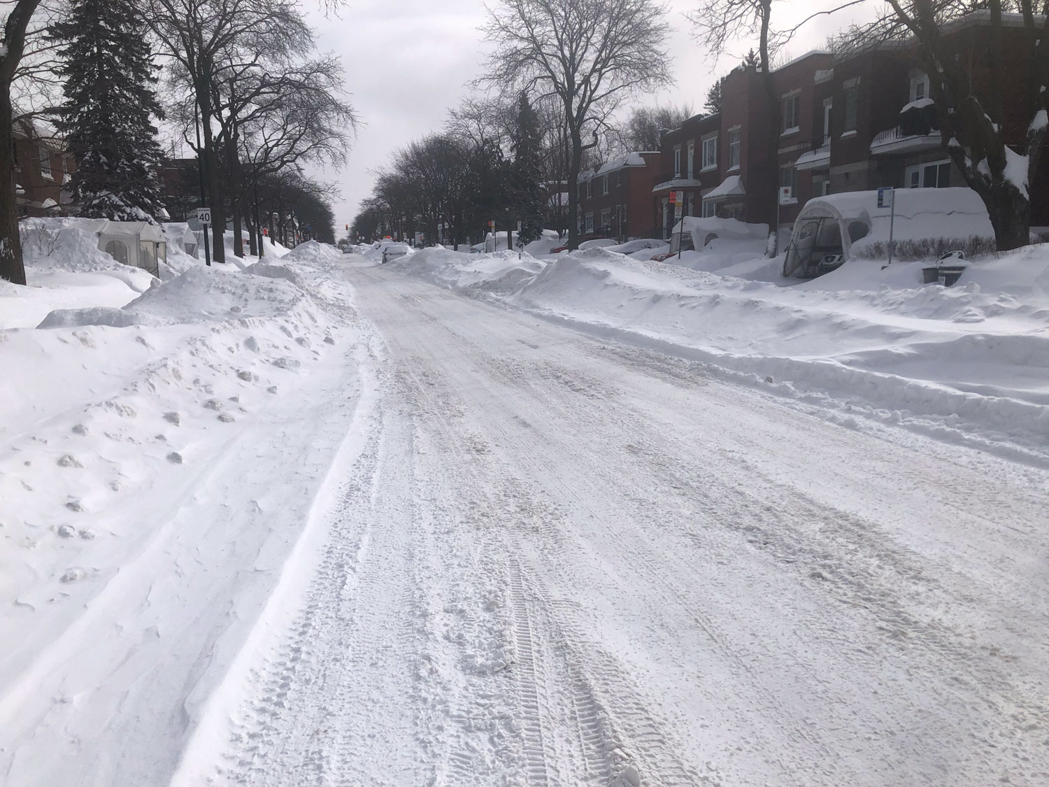 Après une tempête de neige, différents types de chasse-neige se mettent au travail. La priorité est de dégager les routes, les trottoirs et les pistes cyclables. Il est déjà plus facile de se déplacer © Globe Reporters