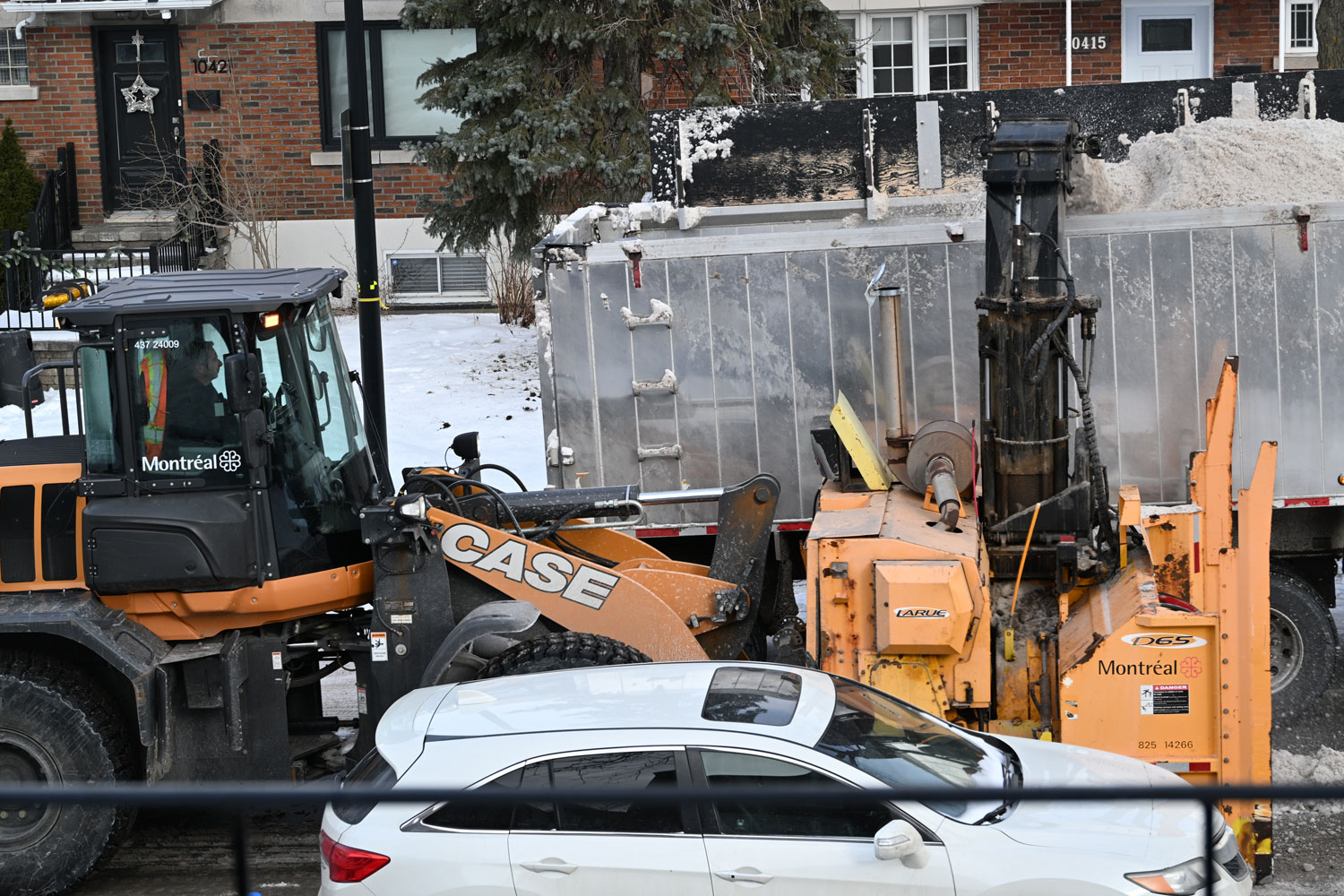 La seconde étape est de saler les rues pour faire fondre la glace. Puis, il s’agit de retirer la neige, car les températures négatives peuvent durer plusieurs semaines © Globe Reporters