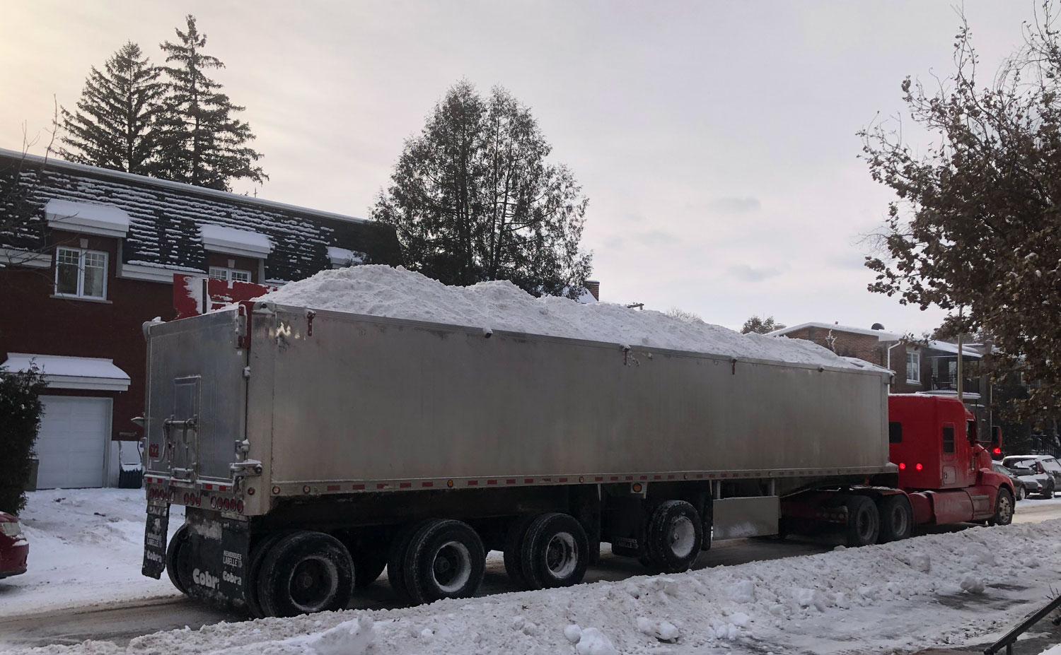 Nuits et jours, c’est un véritable ballet de dépanneuses pour retirer les voitures, de souffleuses et de camions qui transportent la neige pour l’entreposer dans des endroits dédiés © Globe Reporters