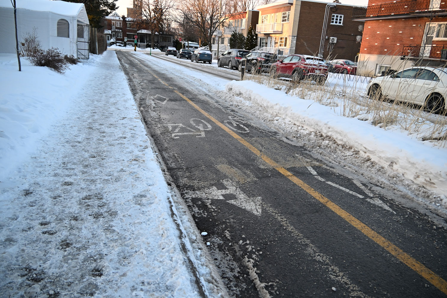 Il est plus facile de se déplacer en vélo, mais il faut rester vigilant et adapter sa conduite. Comme en voiture, on roule plus lentement. En début de matinée, les plaques de glace peuvent être traites © Globe Reporters