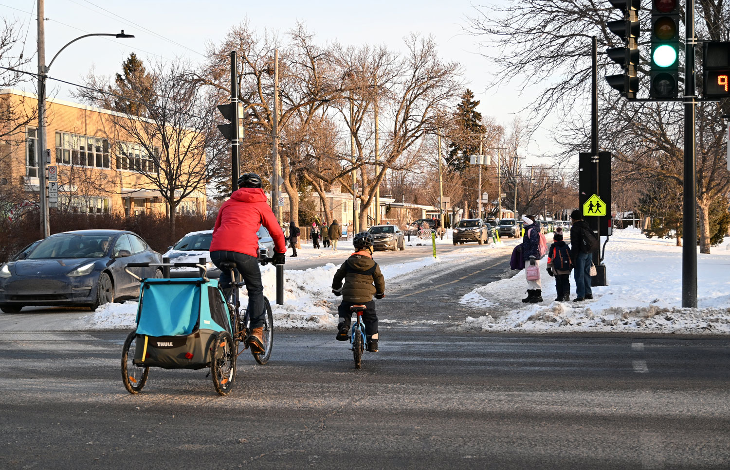 Sur le chemin de l’école, plus personne n’est surpris de voir des enfants venir en vélo en hiver. Les familles cyclistes sont encore minoritaires, mais tout change rapidement © Globe Reporters