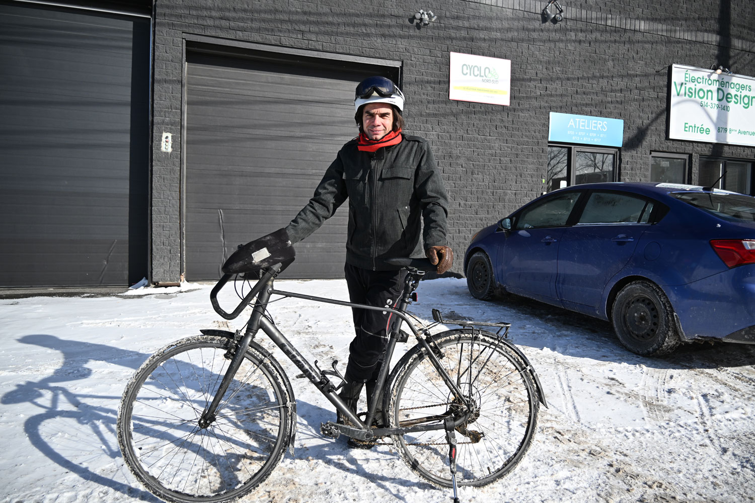 Rémi LAURENT, le directeur de Cyclo Nord-Sud, devant l’entrée du bureau de Cyclo Nord-Sud à Montréal. Comme ses collègues, il vient au travail en vélo © Globe Reporters