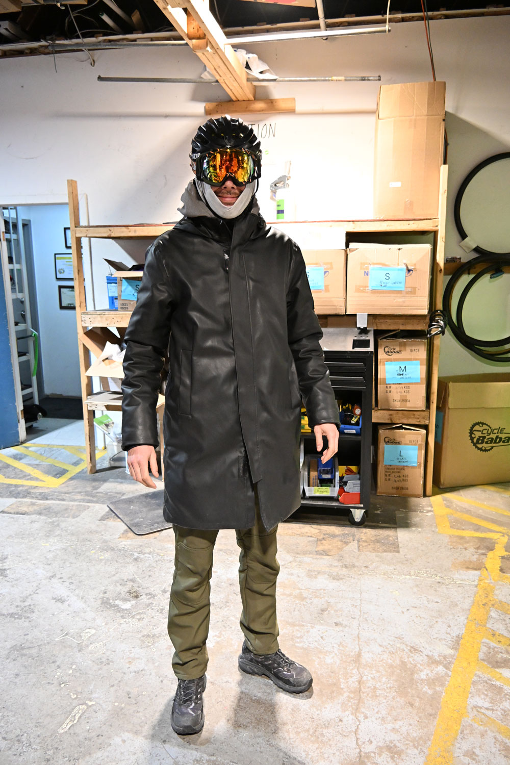 Victor, un employé de Cyclo Nord-Sud, avant de monter sur son vélo © Globe Reporters