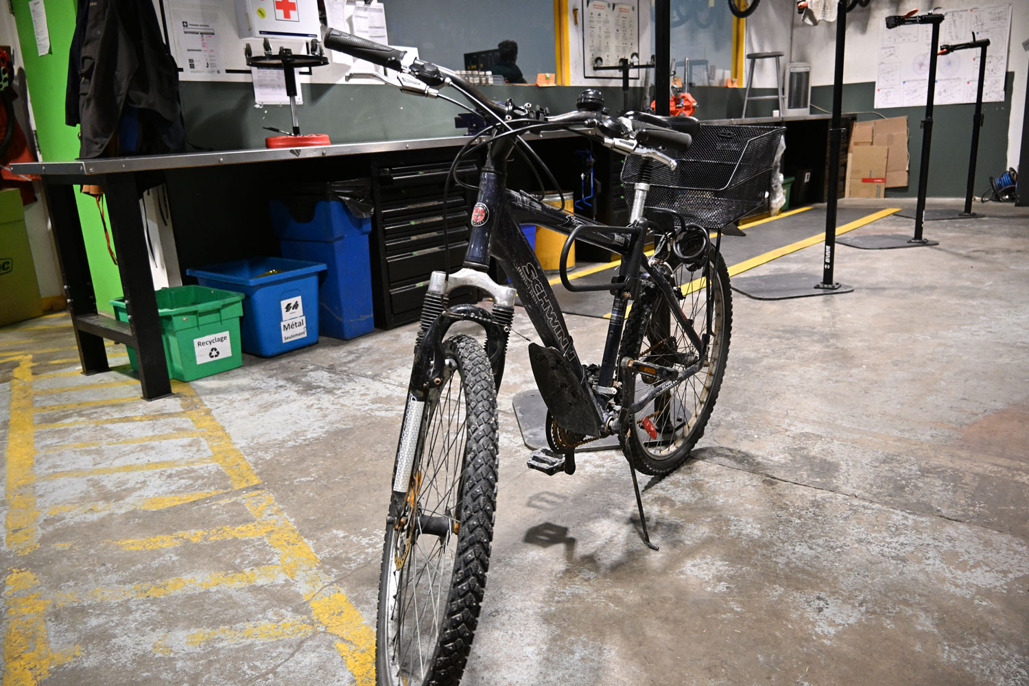 Notre journaliste profite de son passage à Cyclo Nord-Sud pour réviser son vélo © Globe Reporters
