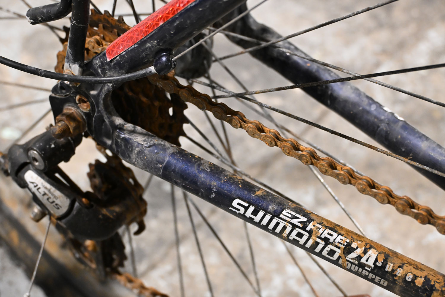 L’eau, le sel, le gel, le dégel, etc. Les vélos d’hiver souffrent et la rouille se développe rapidement ce qui risque de figer les maillons de chaîne. Un entretien régulier est nécessaire ce qui nécessite d’avoir quelques connaissances de base en mécanique vélo © Globe Reporters