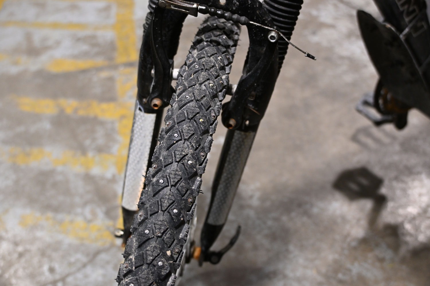 Sur un vélo d’hiver, il est conseillé d’avoir un pneu à clous à l’avant. Pour l’arrière, un pneu à crampons suffit. Avec un peu d’habitude, on peut alors rouler sans difficulté sur la neige, la glace, etc. © Globe Reporters