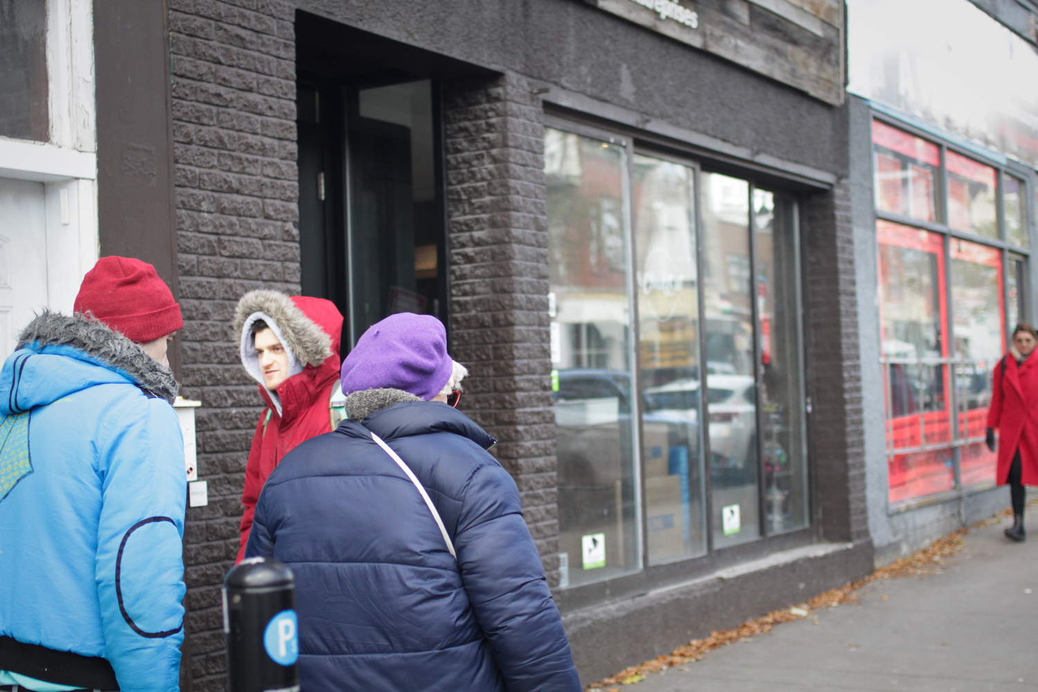 Passant dans une rue de Montréal.