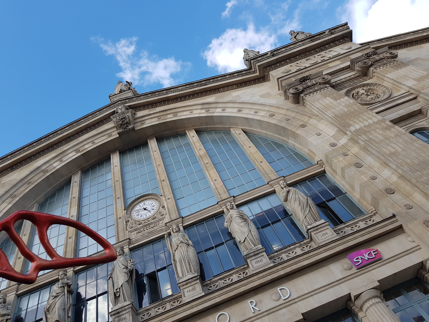 Facade monumentale de la célèbre gare du Nord de Paris 