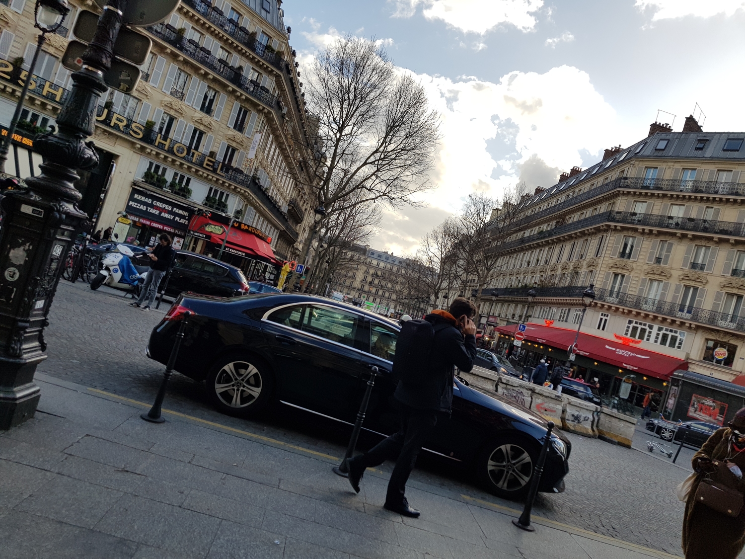 J’attends le train devant la gare, la vie continue à Paris.  