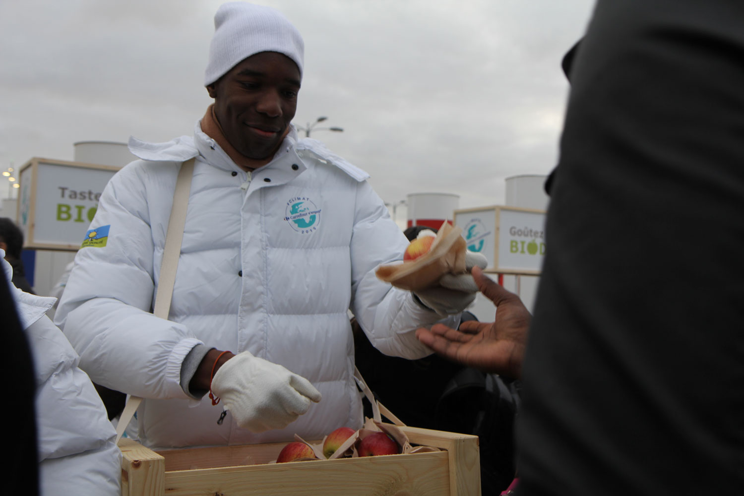 Les sponsors de l’événement en profitent pour faire de la pub. Distribution de pommes par une grande marque de supermarché