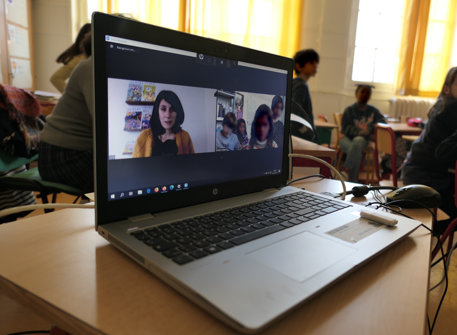 La visioconférence est lancée à 14h, Julie LARDON, rédactrice en chef d’Albert répond aux questions des globe-reporters depuis Clermont-Ferrand © Globe Reporters